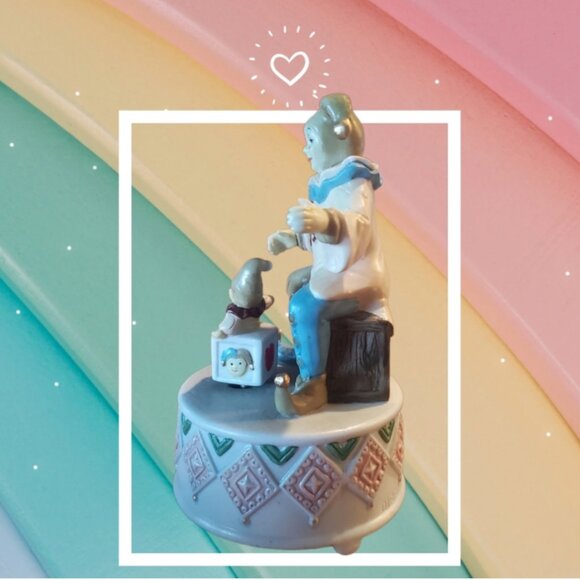 "It's A Small World" Porcelain Clown figurine Music Box - Picture 5 of 5